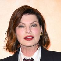 "Elle est redevenue belle", "Elle revient de loin" : à 60 ans, ce mannequin culte des années 90 fait un retour remarqué après sa chirurgie ratée
