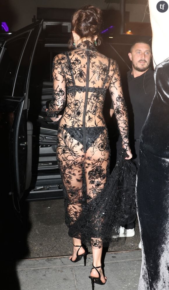 Audacieux, comme lorsqu'elle tente la naked dress, cette robe transparente.