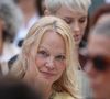 "Après la série Alerte à Malibu, on ne m'a proposé que des rôles très sexuels. Je me suis retrouvée coincée dans une caricature. Et je me suis surprise à devoir vivre dans cette caricature. Je voulais simplement faire quelque chose de plus intéressant que mes seins !", témoigne quant à elle l'actrice dans le documentaire Pamela, a love story.