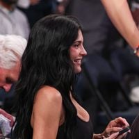 "Une tenue sexy et inhabituelle" : Kylie Jenner tente un tout nouveau look qui cligne de l'oeil aux femmes puissantes des années 90