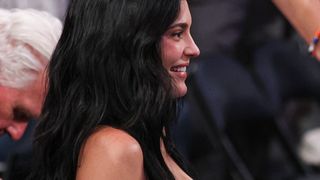 "Une tenue sexy et inhabituelle" : Kylie Jenner tente un tout nouveau look qui cligne de l'oeil aux femmes puissantes des années 90