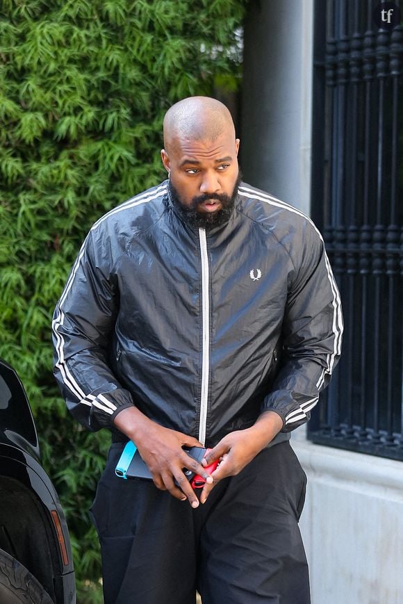 L'employé affirme que Kanye West aurait affiché un t-shirt avec une croix gammée.