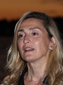 "Elle est gironde comme son pépère" : Julie Gayet naturelle et élégante, mais victime de grossophobie et de body shaming