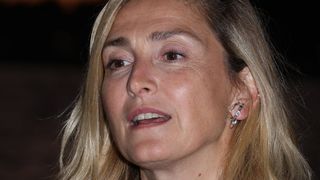 "Elle est gironde comme son pépère" : Julie Gayet naturelle et élégante, mais victime de grossophobie et de body shaming