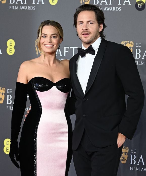 Une trend qui s'incarne particulièrement à travers la mode contagieuse de la naked dress, cette robe toute en transparences qui révèle sous-vêtements, lingerie, seins et/ou fesses selon l'égérie qui l'arbore - au choix, Camelia Jordana, Dakota Johnson, Marion Cotillard, Sydney Sweeney, et tant d'autres ces deux dernières années.