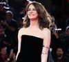 Valérie Lemercier s'en prend à ce sempiternel complexe de la mauvaise mère, preuve parmi d'autres du poids que l'on fait peser sur les épaules des femmes "toujours trop ceci" ou "jamais assez cela". C'est aussi une façon pour elle de rappeler qu'elle n'est pas maman et ne souhaite toujours pas le devenir.