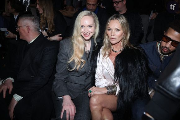 La supermodèle, qui vient de célébrer ses 51 ans, a déambulé dans une tenue en soie blanche, façon nuisette, avant de retrouver Gwendoline Christie (Game of Thrones) pour assister à la présentation de la nouvelle collection Dior. Mais, avant d’apprécier le spectacle, elle s’est prêtée au jeu des photographes et des caméras.