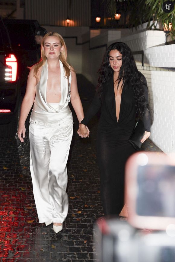 En culottes, elles se réfèrent au mouvement riot grrrl et à des icônes de la rébellion féministe de l’ère grunge, telles que Kathleen Hannah, la leadeuse de Bikini Kill, et Courtney Love, de Hole. Kathleen Hannah jouait dans les années 90 sur scène son punk anti-misogynes en petite culotte comme signe d’indignation féministe.