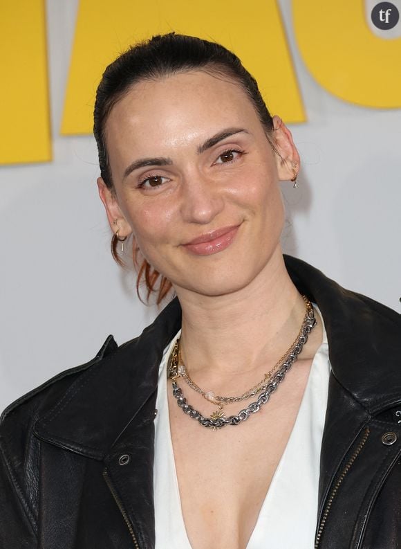 Remarques bien machos sur ses cuisses, sa silhouette, son corps, ses tenues, ou même son humour. Face caméra, elle témoigne de ces jugements si banalisés sur les réseaux sociaux. Même quand on se contente de faire des vannes, ou des vidéos tout ce qu’il y a de plus ordinaires sur Youtube. Vlogs ou sketches, qu’importe, le regard masculin fait rage.