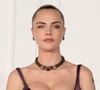 Cara Delevingne, iconique mannequin et comédienne, réhabilite contre toute attente, à l'heure de l'apogée de la naked dress et du look déshabillé... Le corset. Façon Bridgerton. Un culot qui rime avec sensualité et style pour l'égérie fashion.