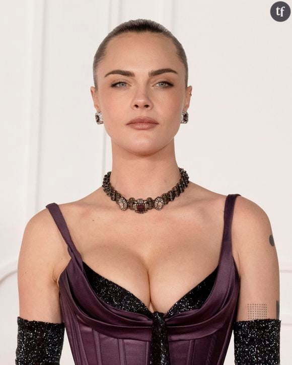 Cara Delevingne, iconique mannequin et comédienne, réhabilite contre toute attente, à l'heure de l'apogée de la naked dress et du look déshabillé... Le corset. Façon Bridgerton. Un culot qui rime avec sensualité et style pour l'égérie fashion.