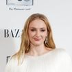 "Arrête de put*** flirter avec mon fiancé" : Sophie Turner révèle avoir provoqué la rupture d'un couple phare d'Hollywood (et c'est fou)