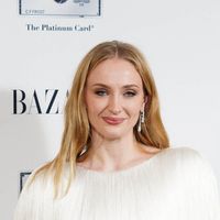 "Arrête de put*** flirter avec mon fiancé" : Sophie Turner révèle avoir provoqué la rupture d'un couple phare d'Hollywood (et c'est fou)