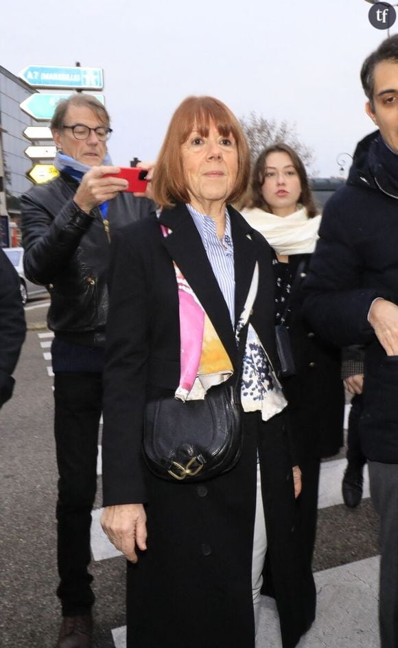 Gisèle Pélicot s’est exprimée avec émotions sur le plateau de l’émission Quotidien. A un Yann Barthès vraisemblablement admiratif, elle a évoqué la toute nouvelle relation qui embellit ses journées. La victime de multiples violences sexuelles, de la part de son ex-mari et de nombreux inconnus, violences effectuées à répétition durant plusieurs années sous soumission chimique, serait de nouveau en couple.