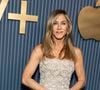 Jennifer Aniston victime d'un affolant "Botox shaming". Suite à une séance photos exceptionnelle de Vanity Fair, qui lui accorde carrément sa Une de septembre prochain, la superstar de Friends se voit taillée de toutes parts par ses fans ces derniers jours. La raison ? Son physique, tout simplement. Quand on a des amis comme ça, pas besoin d'ennemis.