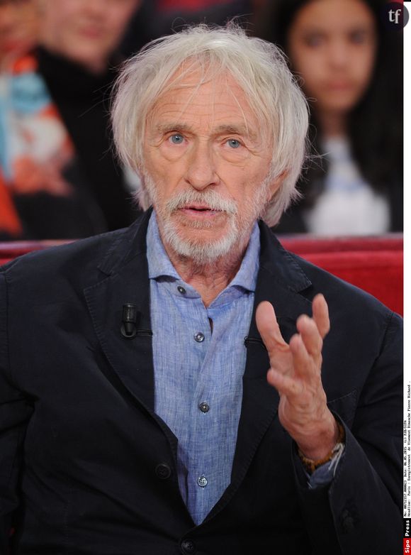 Mireille Darc bienveillante et taquine sur le tournage de cette comédie culte. L'actrice a bâti une partie de sa légende dans ce film lunaire et poétique signé Yves Robert : Le Grand Blond avec une Chaussure Noire, sorte de Blake Edwards frenchie. Et pour sublimer cette leçon de burlesque, un grand nom dans le domaine : Pierre Richard. Sur le plateau du talk show C à Vous, Pierre Richard est justement revenue sur les scènes où il a eu l'honneur de côtoyer la regrettée comédienne... Et plus encore, les scènes de nu. Et l'octogénaire de raviver quelques paroles impertinentes et réjouissantes