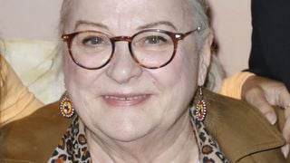 "En mini-jupe ? Elle devrait éviter" : Josiane Balasko critiquée par les femmes ? Elle dénonce ce "body shaming" en images