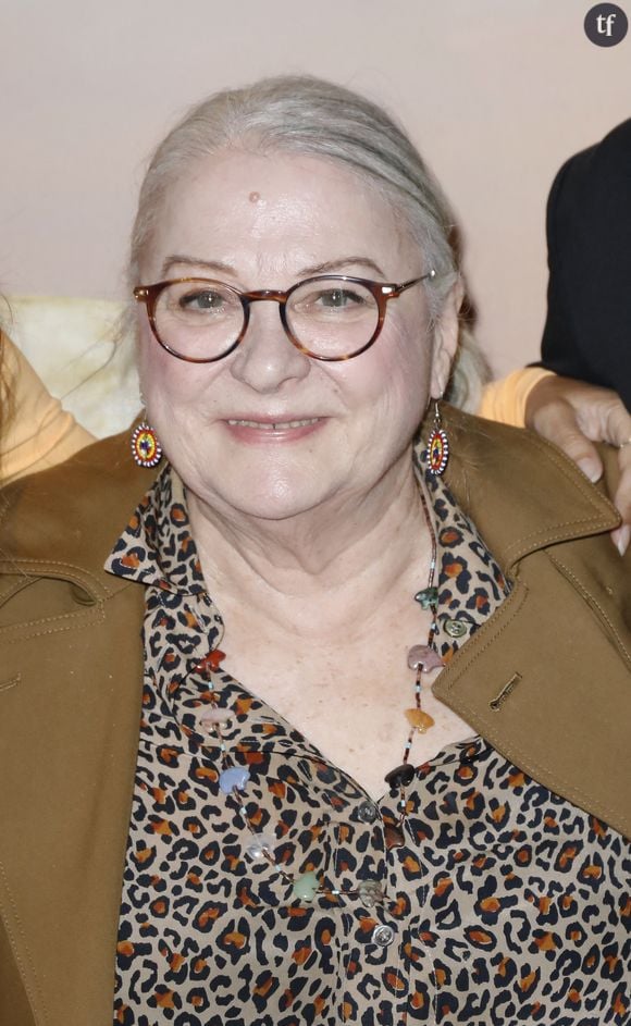 "En mini-jupe ? Elle devrait éviter" : Josiane Balasko critiquée par les femmes ? Elle dénonce ce "body shaming" en images