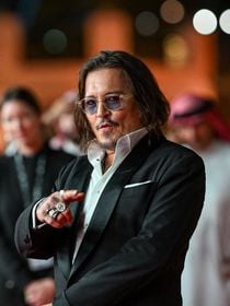 "Il ressemble trop à son père" : les rares photos du fils de Johnny Depp affolent les internautes