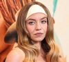 Sydney Sweeney a été photographiée par des paparazzi, le 7 août, alors qu'elle sortait d'une caravane sur le tournage du Diable S'habille en Prada 2.