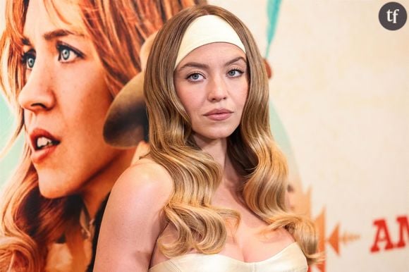 Sydney Sweeney a été photographiée par des paparazzi, le 7 août, alors qu'elle sortait d'une caravane sur le tournage du Diable S'habille en Prada 2.