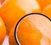 La cellulite, aussi appelée “peau d’orange”, est une modification de la structure du tissu adipeux sous-cutané qui touche près de 90% des femmes. Elle se caractérise par un aspect irrégulier et capitonné de la peau, particulièrement visible sur les cuisses, les hanches et les fesses. Cependant, bien qu’il s’agisse d’une caractéristique naturelle qui peut apparaître chez tout le monde, elle est diabolisée depuis des années.