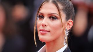 Iris Mittenaere de nouveau en couple avec un acteur connu ? les internautes s'acharnent sur elle