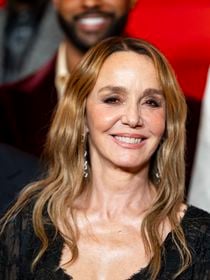 "Trop vieille" : cette grande actrice assume d'être hyper sexy à 62 ans dans cette tenue osée, mais ça énerve les machos