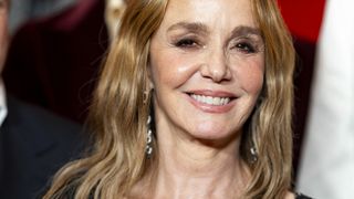 "Trop vieille" : cette grande actrice assume d'être hyper sexy à 62 ans dans cette tenue osée, mais ça énerve les machos