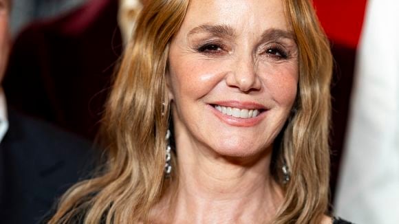 "Trop vieille" : cette grande actrice assume d'être hyper sexy à 62 ans dans cette tenue osée, mais ça énerve les machos