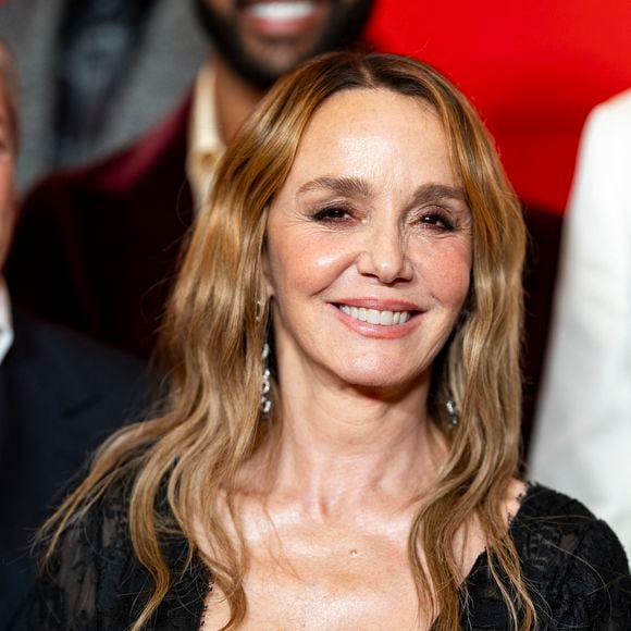 "Trop vieille" : cette grande actrice assume d'être hyper sexy à 62 ans dans cette tenue osée, mais ça énerve les machos