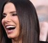 Sandra Bullock est connue pour sa discrétion médiatique absolue et de fait, revers de la médaille oblige, la moindre de ses apparitions est très remarquée... Les internautes s'intéressent particulièrement à son évolution physique. Qui dévoile également le tout nouveau look pour la star.