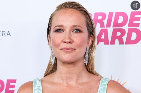 Deux jours après avoir officialisé leur relation lors de la première de "Bride Hard" à Los Angeles, Anna Camp a réagi face aux commentaires sur sa différence d'âge avec sa nouvelle compagne, Jade Whipkey. La comédienne de 42 ans avait confirmé être en couple avec la styliste en mars dernier, mais il s'agissait de leur première apparition publique sur le tapis rouge. 

Après avoir vu défiler de nombreuses critiques sur les réseaux sociaux, la star de Pitch Perfect a tenu à réagir face aux commentaires sur leurs 18 ans de différence.