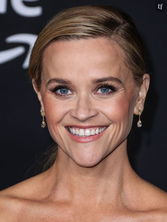 "8 ans de différence seulement ? Il a l'air 30 ans plus vieux qu'elle", "Bon si elle est heureuse c'est le principal, mais il a l'air si âgé par rapport à Reese Witherspoon", "C'est son père non ?", "Elle est si mimi avec son grand père !", "Ne comparez jamais ce mec à Ryan Philippe !", fustigent les fans par ribambelles de saillies.