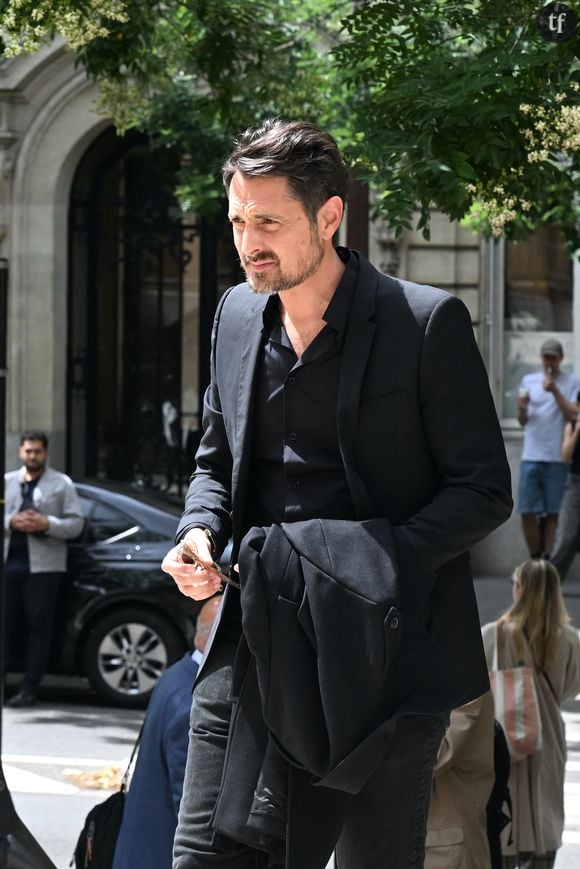 Hormis mordre les fesses de ses collègues féminines, il aurait également mis en pratique un "jeu sexuel" : "Ton cul mérite son dû".  C'est effectivement l'intitulé de ce jeu. Dans le cadre de ce que l'animateur Vincent Cerutti présente comme un "jeu d'équipe", donc, ce dernier aurait agressé sexuellement Caroline Barel.