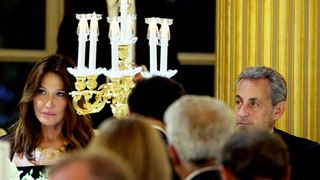 "Trop jeune", "les parents laissent faire ça ?" : La fille de 13 ans de Nicolas Sarkozy et Carla Bruni violemment moquée sur les réseaux sociaux