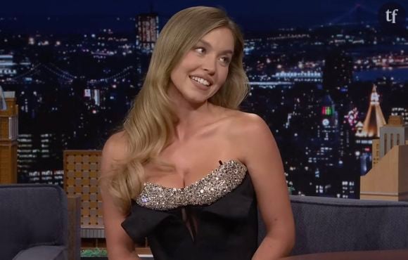 Pour incarner la boxeuse Christy Martin dans le biopic de David Michôd attendu cet automne, Sydney Sweeney a dû transformer son corps. Ce 9 juin 2025, l'actrice de 27 ans a confié au magazine W qu'elle avait pris plus de treize kilos pour interpréter l'athlète américaine. 

La routine sportive de Sydney Sweeney pour jouer Christy Martin

Sydney Sweeney a suivi un programme sportif intensif pour jouer le rôle de Christy Martin. "J'ai eu environ trois mois et demi d'entraînement", a déclaré l'actrice, avant de détailler sa routine. "J'ai commencé à manger. Je faisais de la musculation le matin pendant une heure, du kickboxing le midi pendant environ deux heures, puis de nouveau de la musculation le soir durant une heure". La star américaine a pris plus de 13 kilos pour ce film. "Sydney s'est entraînée à fond pour jouer le rôle", a affirmé David Michôd, le réalisateur. 
Elle a également révélé lors du talk-show américain de Jimmy Fallon qu'elle tournait une troisième saison de la série Euphoria, qui raconte les amours et la vie d'un groupe de lycéens.

Mais elle est restée très discrète sur les rumeurs de mariage de son personnage Cassie.

Photo fournie par JLPPA