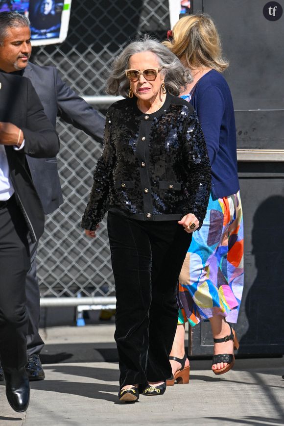 Kathy Bates est une légende. On la connaît naturellement pour le rôle de sa vie : Annie Wilkes dans Misery, thriller anxiogène au possible, portrait de femme pas vraiment comme les autres (fangirl absolue qui torture son écrivain préféré), et surtout, l'une des meilleures adaptations à l'écran de Stephen King - aux côtés du tout récent The Life of Chuck. Avec cette partition, Bates a traumatisé des générations entières, tétanisante en psychopathe légèrement trop geek.