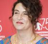Des actrices et réalisatrices comme Noemie Lvovsky et Fiona Gélin s'expriment et brisent enfin le silence sur ce dont elles souffrent. Dire cette consommation, c'est aussi rappeler une réalité sociale trop ignorée. L’alcoolisme au féminin n’est pas seulement un enjeu de santé national, c’est également un enjeu de genre. Et cela, même les médecins l'énoncent.