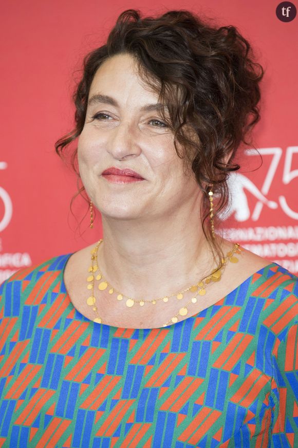 Des actrices et réalisatrices comme Noemie Lvovsky et Fiona Gélin s'expriment et brisent enfin le silence sur ce dont elles souffrent. Dire cette consommation, c'est aussi rappeler une réalité sociale trop ignorée.  L’alcoolisme au féminin n’est pas seulement un enjeu de santé national, c’est également un enjeu de genre. Et cela, même les médecins l'énoncent.