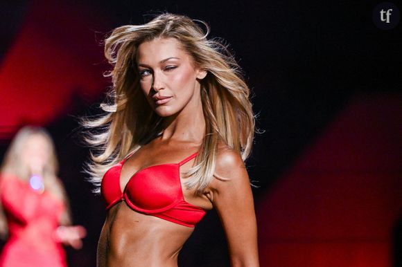 "Elle a failli mourir", "elle est misérable" : Bella Hadid inquiète les internautes après son apparition au défilé Victoria's Secret