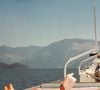 Sur cette photo estivale par exemple, on la voit en plein bain de soleil, l’esprit léger, en mode clichés de vacances. De nombreuses autres photos l’immergent dans un panorama idyllique… Un fond visuel vertigineux à l’aspect Technicolor. L’immensité, et la liberté.