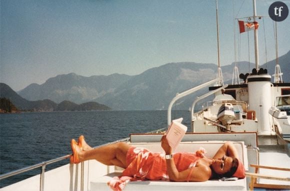 Sur cette photo estivale par exemple, on la voit en plein bain de soleil, l’esprit léger, en mode clichés de vacances. De nombreuses autres photos l’immergent dans un panorama idyllique… Un fond visuel vertigineux à l’aspect Technicolor. L’immensité, et la liberté.