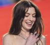 "Elle ne vieillit jamais cette femme" : Anne Hathaway rend fous les internautes en plein défilé de mode