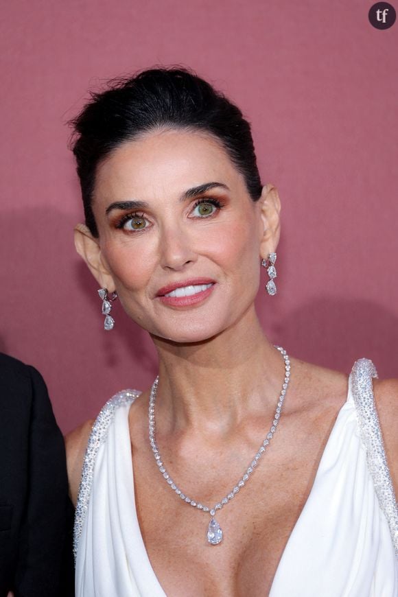 Demi Moore hypocrite sur son usage de la chirurgie, alors qu'elle se retrouve en tête d'un film d'horreur abordant ce sujet ("The Substance") ? Les internautes s'en sont pris à la star... Chez Vanity Fairelle est revenue sur les pressions liées à son physique. Et a fustigé volontiers l'injonction éprouvée par bien des femmes à "être glamour, être présentable"