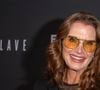 Brooke Shields se dit “embarrassée” de devoir partager ce genre d’informations au public mais le perçoit comme nécessaire alors qu’elle souhaite mettre en lumière l’importance de la santé des femmes. “Si on veut changer la façon dont nous abordons et parlons de la santé des femmes, il faut parler des problématiques inconfortables qui sont bien réelles. La honte n’est plus une option”.