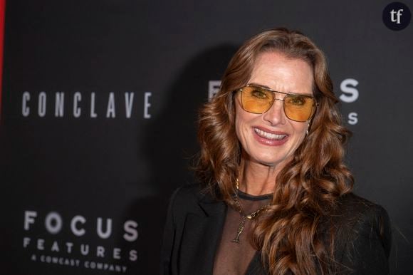 Brooke Shields se dit “embarrassée” de devoir partager ce genre d’informations au public mais le perçoit comme nécessaire alors qu’elle souhaite mettre en lumière l’importance de la santé des femmes. “Si on veut changer la façon dont nous abordons et parlons de la santé des femmes, il faut parler des problématiques inconfortables qui sont bien réelles. La honte n’est plus une option”.