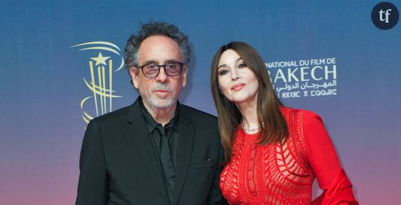 L'amour avant le travail

Monica Bellucci et Tim Burton se sont rencontrés il y a trois ans au Festival Lumière de Lyon, où l’actrice lui remettait le prestigieux prix Lumière. Depuis, ils ne se quittent plus. Complices et unis, ils assument pleinement leur relation. "Aujourd’hui, c’est la priorité. Mon couple en premier, le travail ensuite", confiait récemment Monica Bellucci dans une interview accordée à Marie Claire. Tim Burton l’a d’ailleurs dirigée dans Beetlejuice Beetlejuice (2024), aux côtés de Winona Ryder et Jenna Ortega. "Ce rôle est un cadeau qu’il m’a offert", a déclaré Monica Bellucci à la version italienne de Vanity Fair.