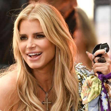 "Dégoûtant", "Elle n'a pas l'air bien" : cette chanteuse iconique se fait pipi dessus en plein concert et crée le buzz