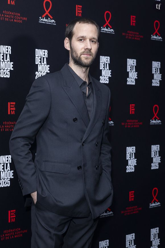 "Je pense aussi très fort au réalisateur qui a bossé pendant cinq ans", durant lesquels "personne ne lui a mis la main sur l'épaule en lui disant 'c'est peut-être pas le bon sujet, il y a des gens qui savent des choses'"